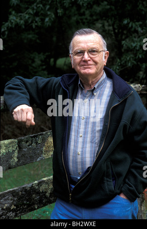 Reifer Mann stützte sich auf Zaun Stockfoto