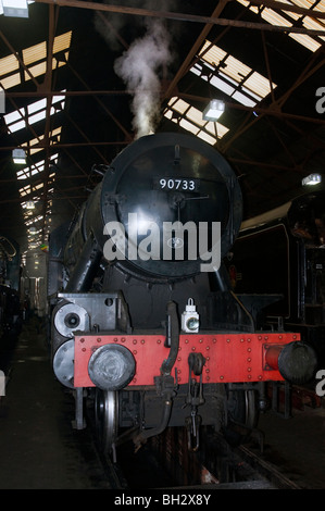 Klasse 9, Nummer 90733, Loughborough Schuppen, großes zentrales Gleis, Krieg-Abteilung Dampf Dampflok 2-8-0, uk Stockfoto