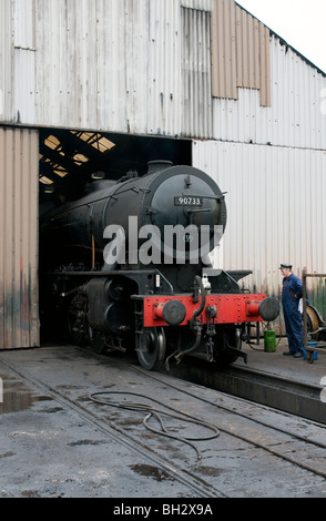 WD 2-8-0 9f Dampf-Lokomotive Reihe 90733 entstehen aus dem Motor Schuppen in Loughborough auf der great central railway Stockfoto