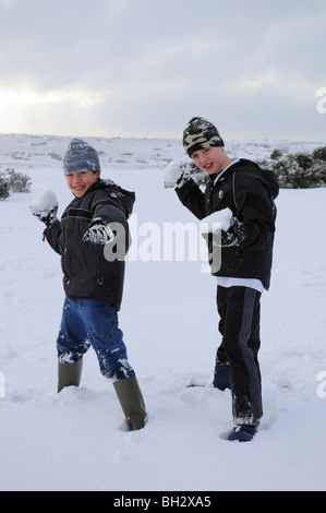 zwei jungen bereit um zu werfen Schneebälle, Lancashire, uk Stockfoto