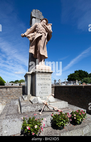 Gefallenen-Denkmal, Friedhof der Stadt Erdeven, überweisen von Morbihan, Bretagne, Frankreich Stockfoto