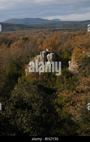 Blick auf die Landschaft aus den Ruinen des Schlosses Roquevaire oben Sauve, Gard, Südfrankreich Stockfoto