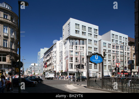 Kochstraße U-Bahn-Schild in der Friedrichstraße mit dem Haus bin Checkpoint-Charlie-Museum auf dem Hintergrund, Berlin, Deutschland Stockfoto