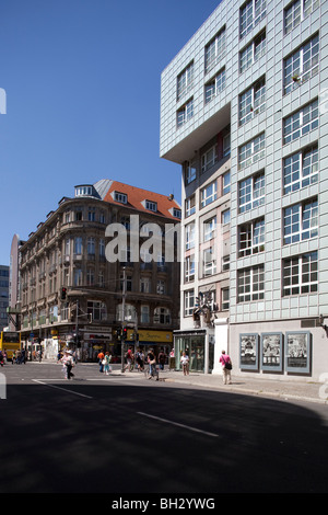 Haus am Checkpoint-Charlie-Museum (rechts) Kochstraße, Berlin, Deutschland Stockfoto