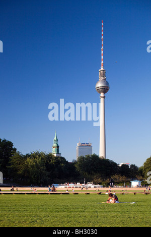 TV-Turm, Turm der Marienkirche und Park Inn Hotel gesehen vom Schossplatz Park, Berlin, Deutschland Stockfoto