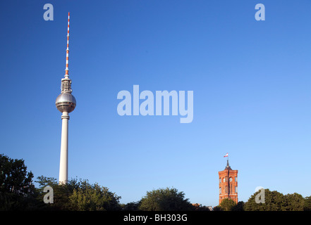 Fernsehturm und Rathaus Turm gesehen vom Schossplatz Park, Berlin, Deutschland Stockfoto