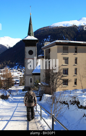 Mann zu Fuß in die Marienkirche St. Mary's-Kirche in Davos, Schweiz Stockfoto