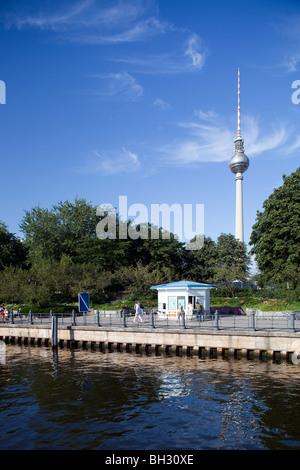 Der Fernsehturm von der Spree, Berlin, Deutschland Stockfoto