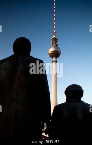 Marx und Engels Statuen mit dem Fernsehturm auf dem Hintergrund, Marx-Engels-Forum, Berlin, Deutschland Stockfoto