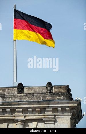 Deutsche Flagge auf der Spitze einer der Türme Reichstag, Berlin, Deutschland Stockfoto