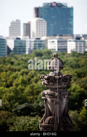 Nach Süden Aussicht von der Dachterrasse des Reichstags, mit Tiergarten in der Mitte und Postdamer Platz-Bereich auf dem Hintergrund Stockfoto