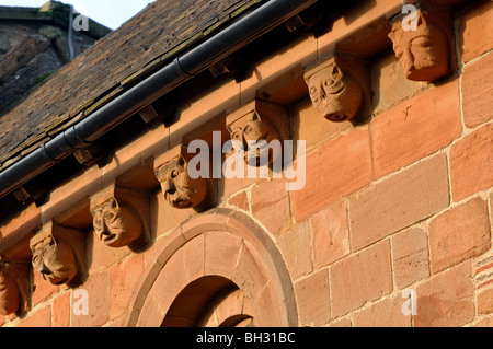 Geschnitzte Köpfe auf der Südseite des St. John the Baptist Church, Berkswell, West Midlands, England, UK Stockfoto