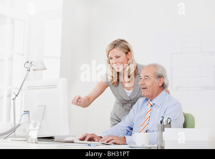 Mitarbeiterinnen und Mitarbeiter vor computer Stockfoto