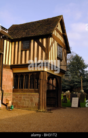 Das Fachwerk Veranda, St. John the Baptist Church, Berkswell, West Midlands, England, UK Stockfoto
