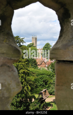 Collegiate Church of St Mary und Ballista von Warwick Castle, UK betrachtet. Stockfoto