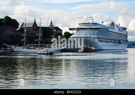 Kreuzfahrtschiff Kronprinzessin unterhalb vertäut der Festung Akershus Fastning, Oslo, Norwegen Stockfoto