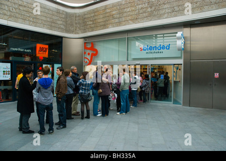 Schlange stehen Sie, um Milchshake bar Liverpool 1 Einkaufsviertel Liverpool England UK Europe Stockfoto