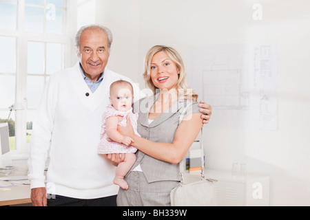 Frau mit Baby und ihr Chef. Stockfoto