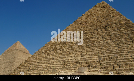 PYRAMIDEN AUS DER 4. DYNASTIE, VON RECHTS NACH LINKS MYKERINOS UND KEFREN, 2500 V. CHR., KAIRO, DIE HAUPTSTADT VON ÄGYPTEN, GIZEH, ÄGYPTEN, AFRIKA Stockfoto