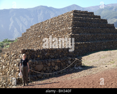 Eine Frau steht vor einem uralten Pyramide im Piramides Park de Guimar Ethnographic Teneriffa Kanarische Inseln Stockfoto