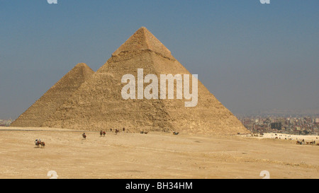 PYRAMIDEN AUS DER 4. DYNASTIE 2500 V. CHR., VON RECHTS NACH LINKS KEFREN, KEOPS, KAIRO, DER HAUPTSTADT VON ÄGYPTEN, GIZEH, ÄGYPTEN, AFRIKA Stockfoto