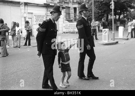 1970 s Polizei UK Notting Hill West London Polizisten und kleinen Jungen. 1979 UK HOMER SYKES Stockfoto