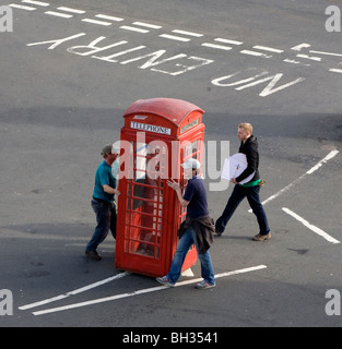 Ein Film Prop öffentliche Telefonzelle bewegt sich auf einem Filmset in Eastbourne, Südengland. Bild von James Boardman Stockfoto