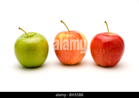 farbige Äpfel auf weiß Stockfoto
