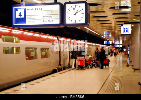 THALYS-ZUG AUF DER PLATTFORM, DER BAHNHOF GARE DU NORD, PARIS (75), FRANKREICH Stockfoto