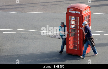 Ein Film Prop öffentliche Telefonzelle bewegt sich auf einem Filmset in Eastbourne, Südengland. Bild von James Boardman Stockfoto