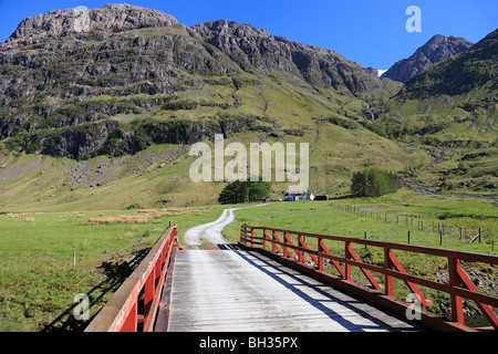 Blick auf Bidean Nam Bian über die Brücke von Loch Achtriochtan, Pass von Glen Coe, Lochaber, Highland, Schottland, Vereinigtes Königreich. Stockfoto