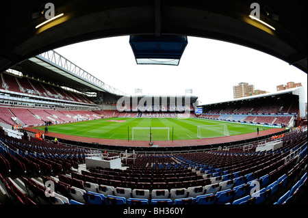 Innenansicht der Boleyn Ground Stadium (auch bekannt als Upton Park), London. Heimat des West Ham United Football Club Stockfoto