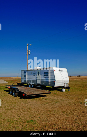 Bescheidene Mobilheime auf den riesigen, isolierte Wind fegte Prärien von Oklahoma sind Ziele für Stürme, Sturmschäden und torndos Stockfoto