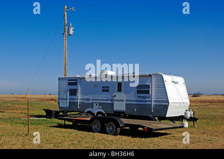 Bescheidene Mobilheime auf den riesigen, isolierte Wind fegte Prärien von Oklahoma sind Ziele für Stürme, Sturmschäden und torndos Stockfoto