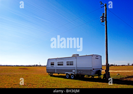 Bescheidene Mobilheime auf den riesigen, isolierte Wind fegte Prärien von Oklahoma sind Ziele für Stürme, Sturmschäden und torndos Stockfoto