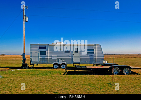 Bescheidene Mobilheime auf den riesigen, isolierte Wind fegte Prärien von Oklahoma sind Ziele für Stürme, Sturmschäden und torndos Stockfoto