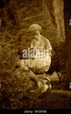 Das Harrison Hot SpringsResort in British Columbia, Kanada, hat ein schöner kleinen Garten einige Statuen versteckt im Wald Stockfoto