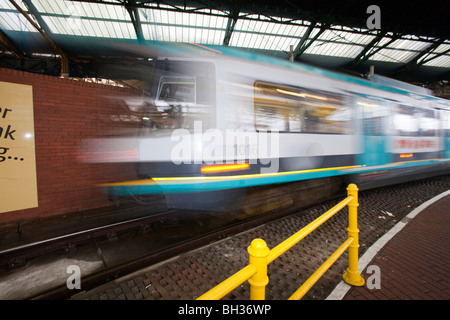 Neue Metro-Tram im Stadtzentrum von Manchester, UK. Stockfoto