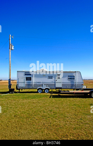 Bescheidene Mobilheime auf den riesigen, isolierte Wind fegte Prärien von Oklahoma sind Ziele für Stürme, Sturmschäden und torndos Stockfoto