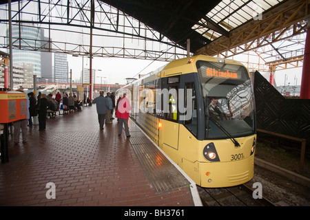 Neue Metro-Tram im Stadtzentrum von Manchester, UK. Stockfoto