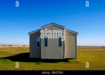 Bescheidene Mobilheime auf den riesigen, isolierte Wind fegte Prärien von Oklahoma sind Ziele für Stürme, Sturmschäden und torndos Stockfoto