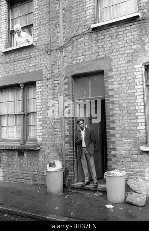 Tower Hamlets, Whitechapel East London 1970s UK. Peabody Estate, multirassischer Wohnblock 1978 Großbritannien. Ein bengalischer Mann in der Tür. HOMER SYKES Stockfoto