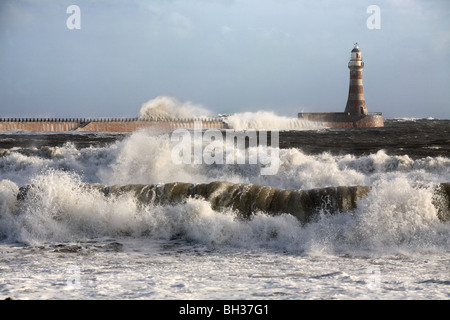 Starke Ostwinden verursachen große brechenden Wellen über die Mole und im Hafen von Roker, Sunderland, UK Stockfoto