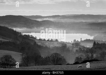 Blick auf einen nebligen Windermere, vom Kirkstone Pass oberhalb von Ambleside, im English Lake District National Park Stockfoto