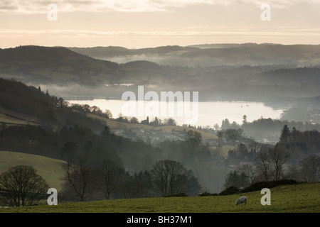 Blick auf einen nebligen Windermere, vom Kirkstone Pass oberhalb von Ambleside, im English Lake District National Park Stockfoto