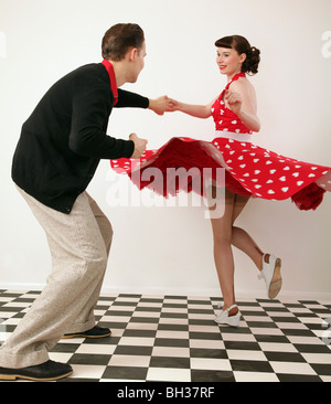 Jungen und Mädchen in 50er Jahre Kleidung Tanz Stockfoto