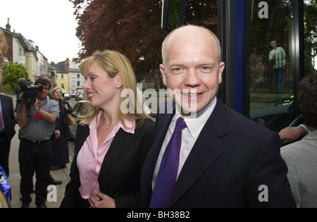 Konservative Parteichef William Hague und Frau Ffion Monmouth in 2001 Wahlen zu besuchen Stockfoto