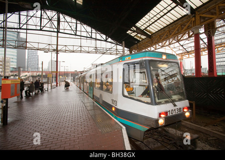 Neue Metro-Tram im Stadtzentrum von Manchester, UK. Stockfoto