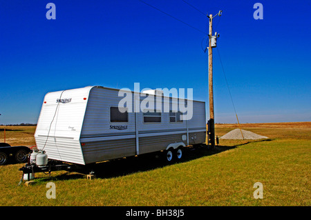 Bescheidene Mobilheime auf den riesigen, isolierte Wind fegte Prärien von Oklahoma sind Ziele für Stürme, Sturmschäden und torndos Stockfoto