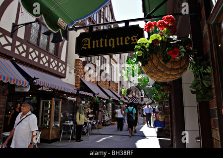 Enge Gasse in London Court in Perth, Western Australia. Blume im Mittelpunkt. Stockfoto